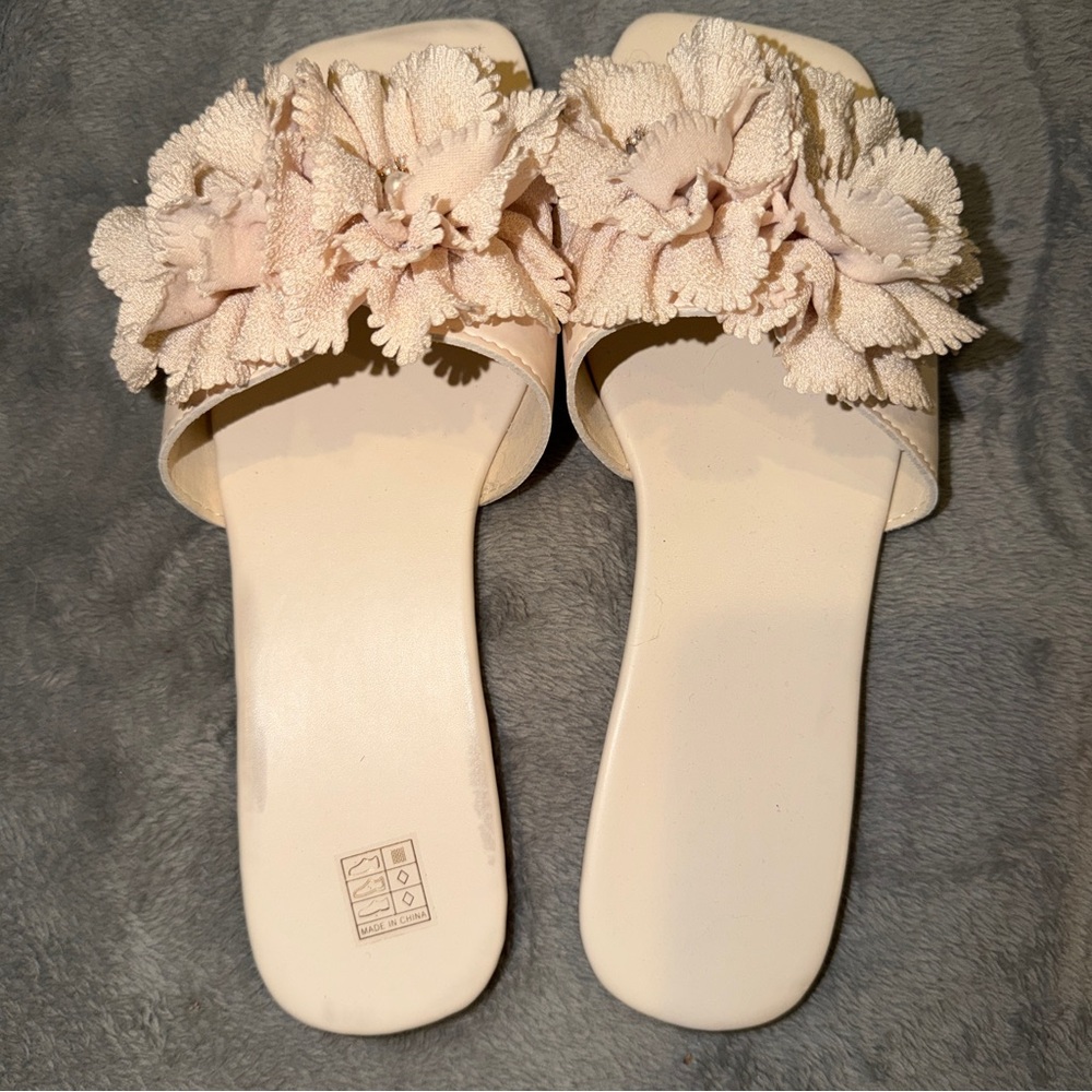 Chic Floral Slide Sandals in Cream